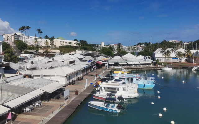 Bel appartement T4 vue mer sur la Marina du Gosier