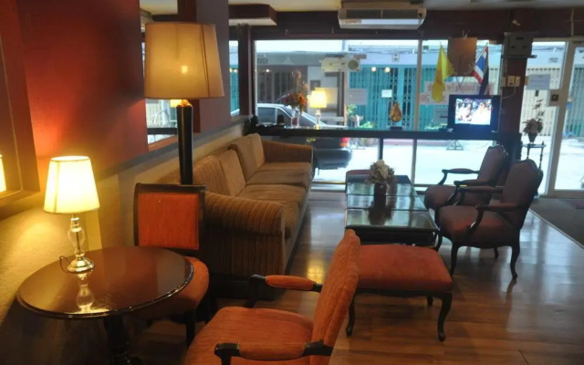 Check Inn Phromphong