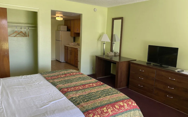 Desert Grove Inn and Suites