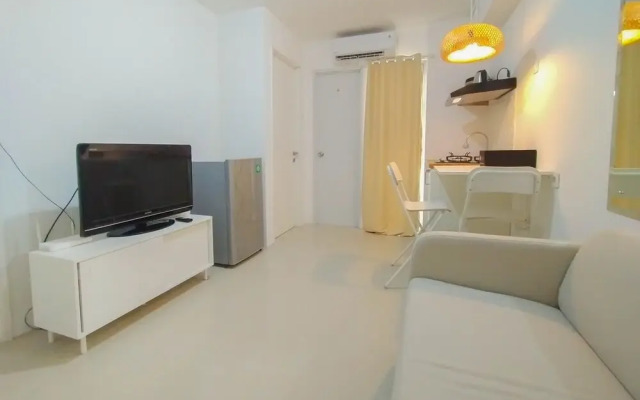 Cozy Living And Simply 2Br At Bassura City Apartment