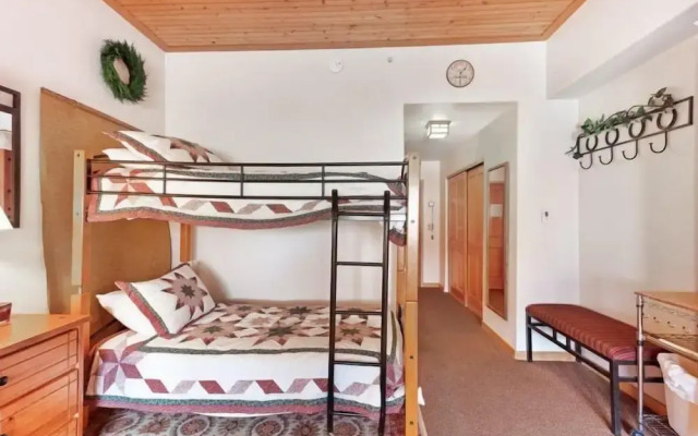Studio Colorado Vacation Rental Located near River Run Village with Hot Tub and Pool Access