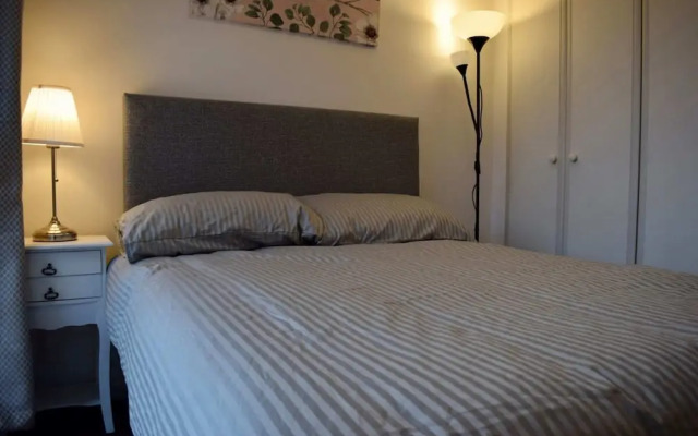 2 Bed Historical Christchurch With Parking