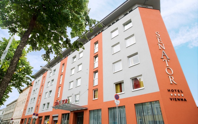 Hotel Senator вид на фасад