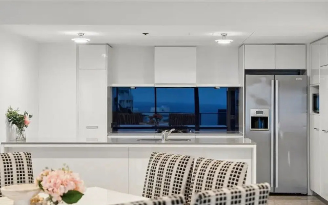 Cavill Avenue Private Apartments