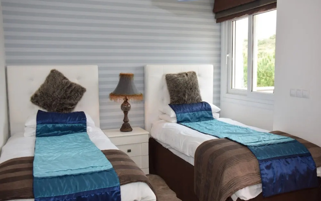 Semi Detached Townhouse Near The Beach