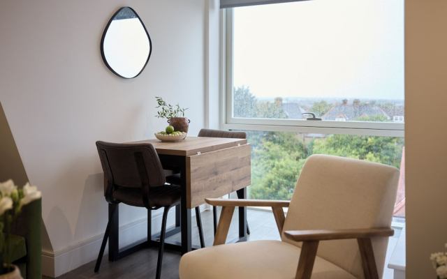 Streatham Hill Modern Flat with Balcony