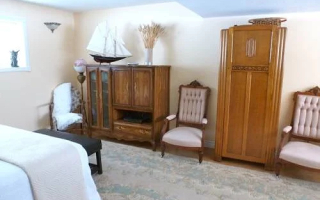 Antiques And Gardens