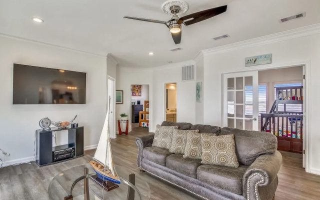 Kahala Beachfront by Ryson Vacation Rentals