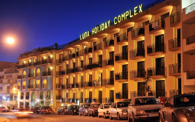 Отель Luna Holiday Complex Меллиха вид на фасад