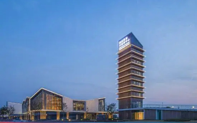 Deep Submarine Star Hotel (Yangzhou East High-speed Railway Station)