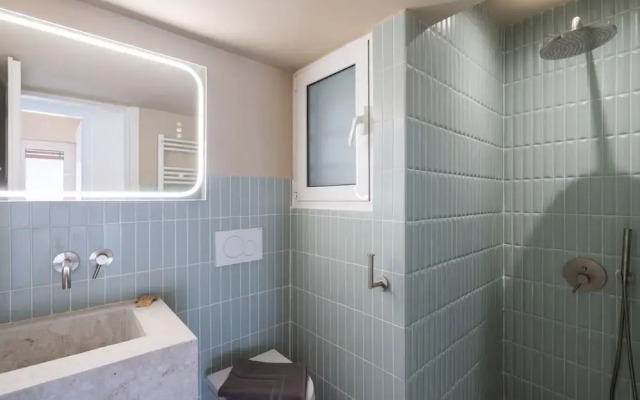 LIV - Artistic Rooftop Apartment in Pagrati