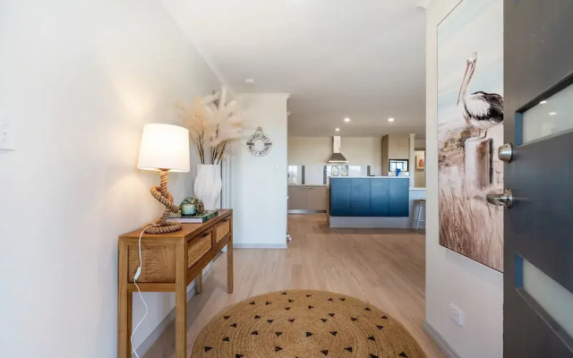 Large Upstairs Family Stay Near Middleton Beaches