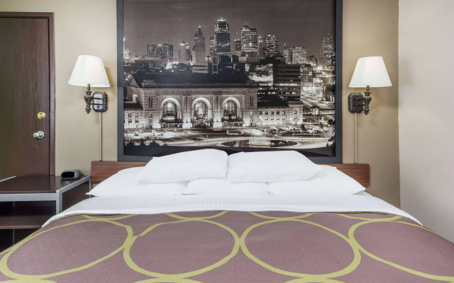 Super 8 by Wyndham Warrensburg