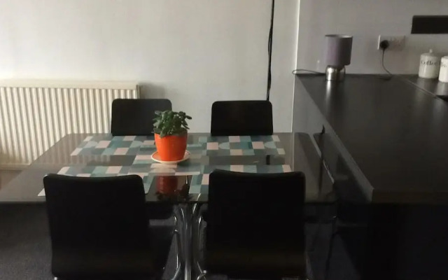 Center Apartment on Jubilee Line