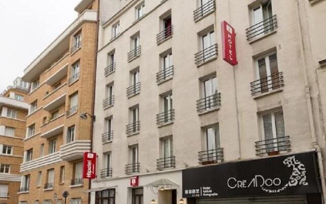 Отель Hipotel Paris Pere-Lachaise Republique вид на фасад