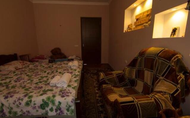 Отель Nana and Alex's Guest House Грузия, Степанцминда - отзывы, цены и фото номеров - забронировать отель Nana and Alex's Guest House онлайн вид на фасад