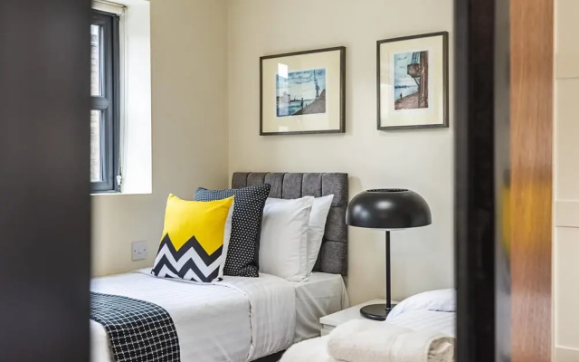 Incredible Light Filled Studio Apartment + Free Parking Sleeps 4