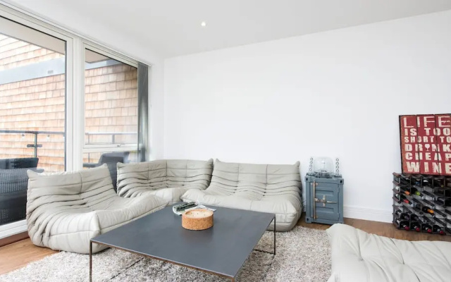 Bright Stylish 2BR across from Victoria Park