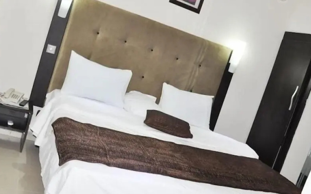 Wood Peckers Hotel