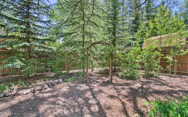 Patio, Fenced Yard: Pet-friendly Pinetop Cabin!