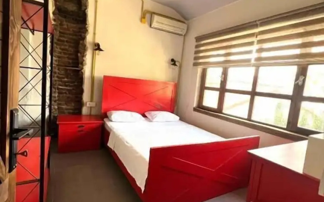 Berlin Hostel & Street