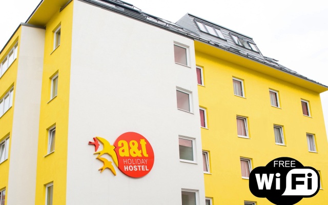 a&t Holiday Hostel вид на фасад