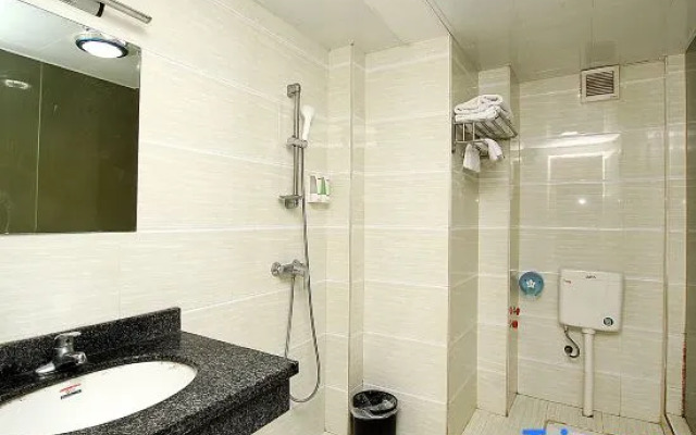Lingchuan Caiyun Hotel (Guilin High Speed Railway North Station)