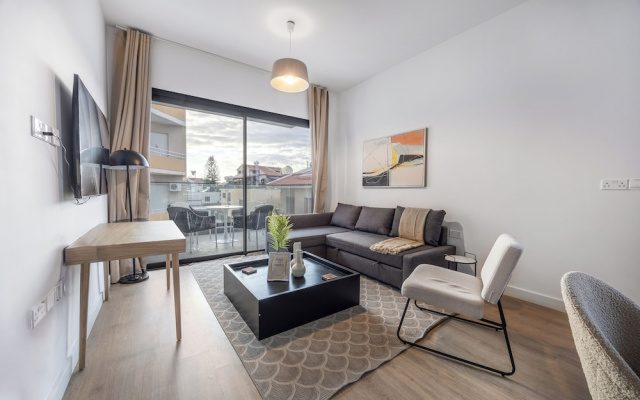 103 Piliou - City View Balcony & Shared Rooftop Pool