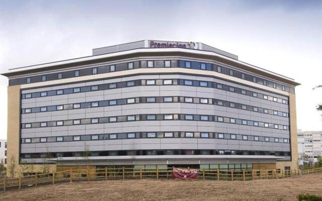 Отель Premier Inn Manchester Airport Runger Lane South вид на фасад