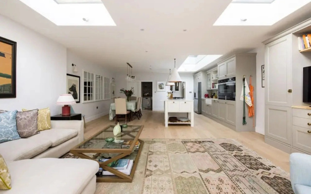 Fabulous 4 Bedroom Family Home in Fulham