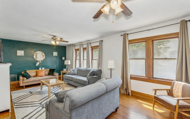 Cute, Cozy and Cheerful 3 Bedroom House!
