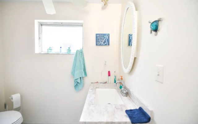 Barefoot Bungalow by Beachside Mngmt