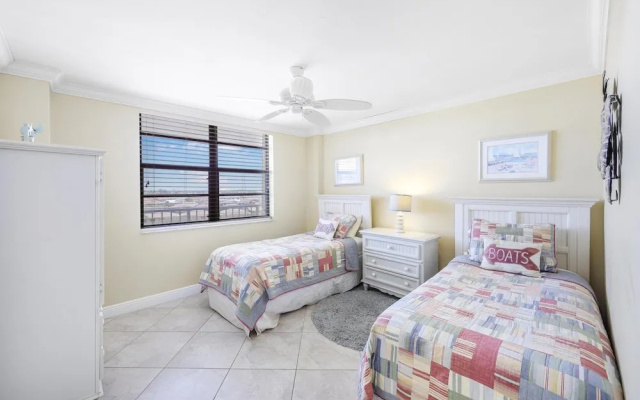 Beachfront Condo With Sw-facing Balcony and Pool