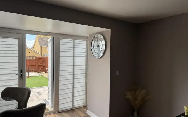 4 Bed House - Sleeps 8 - Hottub - Garden - Parking