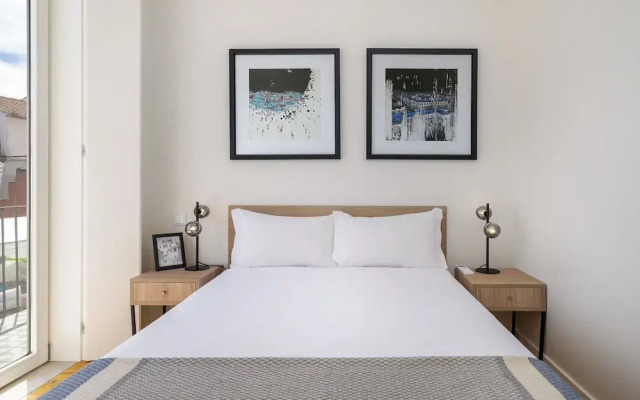 Alfama 2-Bed Minimalist Retreat For Digital Nomads & Remote Workers
