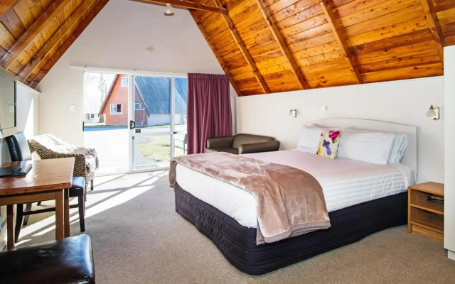Mountain Chalets Motel