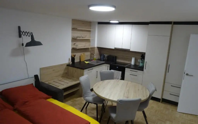 Modern Apartment, Full Kitchen, for 6