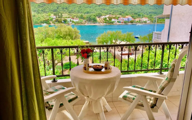 Grebastica Beachfront Apartment