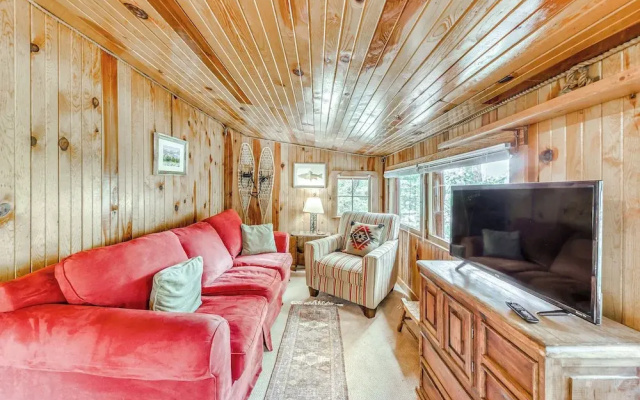 Cozy Cabin Near Grindstone Lake & Downtown!