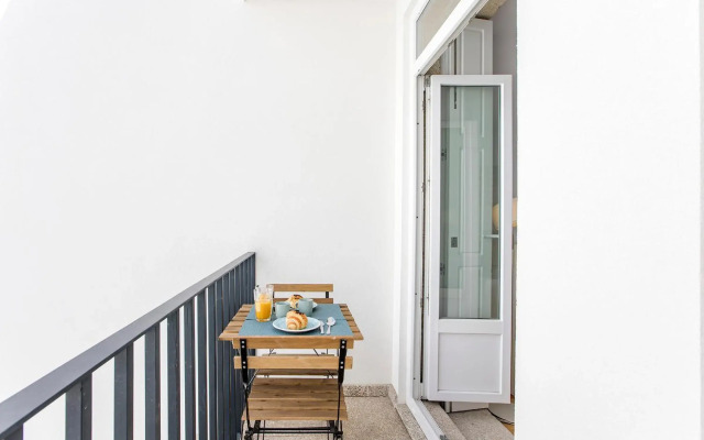 Flux Art Studio w/ AC & Balcony by LovelyStay