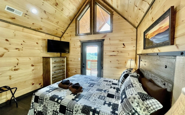 Bearly Behaving 2 Bedroom Cabin by RedAwning