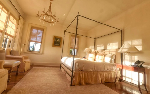 Chateau D' Renaitre - Carmel-By-The-Sea