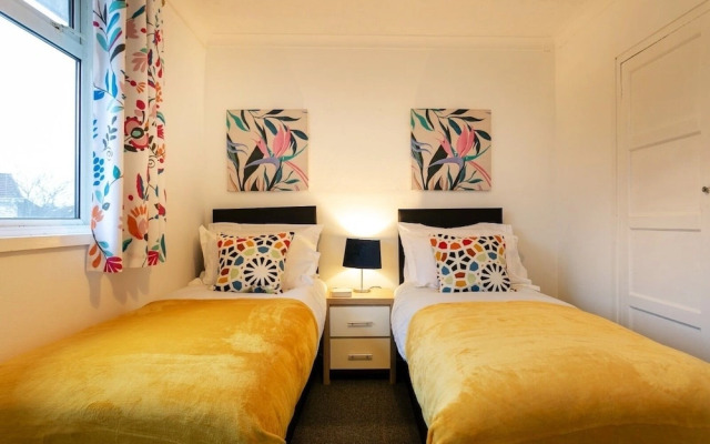 3-beds, Sleeps 5, w/ Parking, 10 Mins From Centre