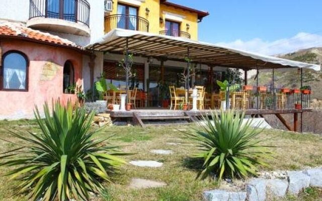 Отель Boutique Hotel Colosseo Болгария, Сандански - отзывы, цены и фото номеров - забронировать отель Boutique Hotel Colosseo онлайн вид на фасад