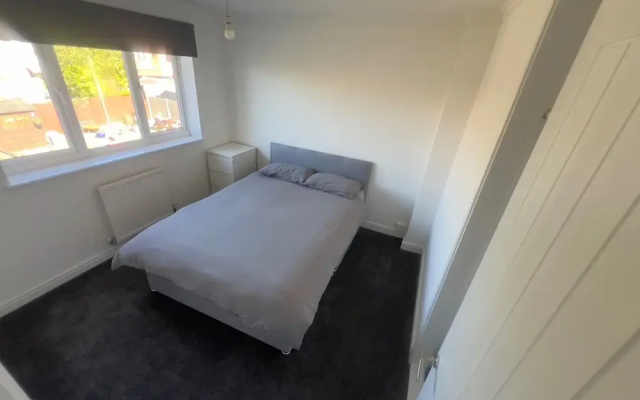Charming Houghton Regis House With 4 Bedrooms