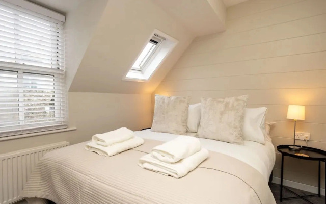 The Deck West Wall - 2 Bedroom Apartment - Tenby
