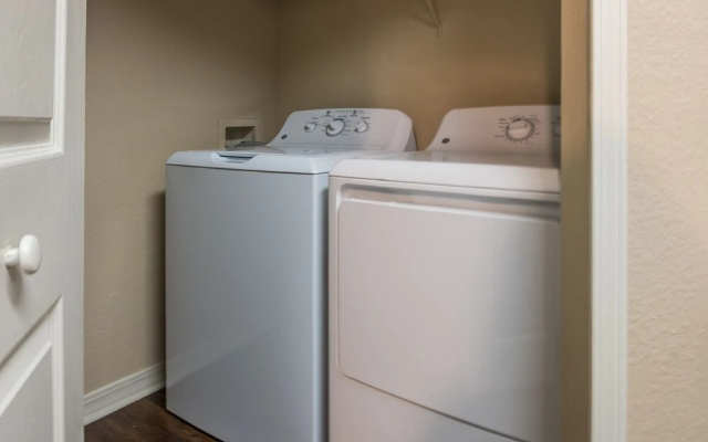1 BR and 2 BR Jacksonville Beach Apt with Parking by Frontdesk