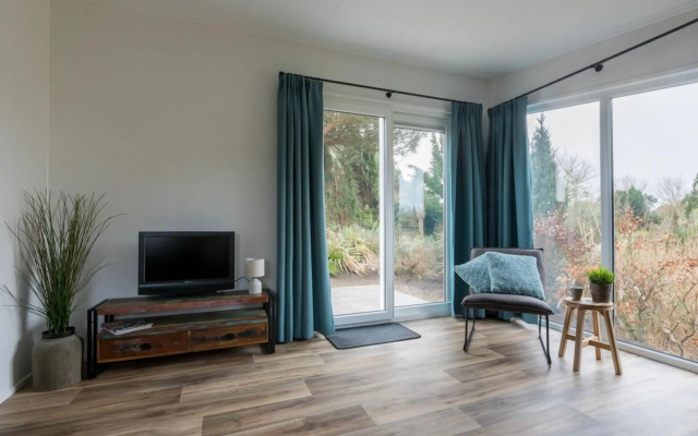 Chalet in Vrouwenpolder Near Banjaard Beach
