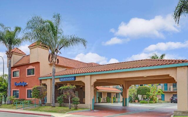 Отель Lynwood Century Freeway Travelodge Линвуд вид на фасад
