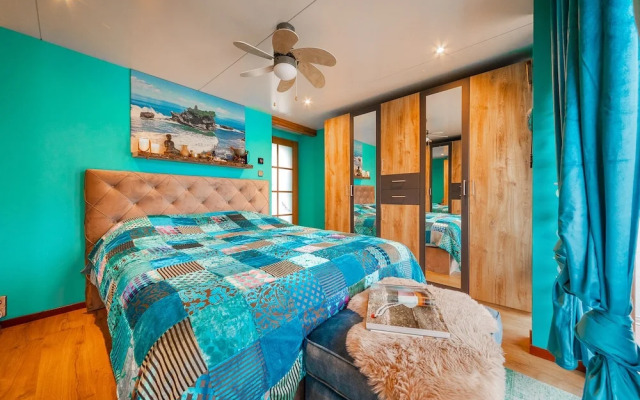 Houseboat - Sleeps 2 & Free Parking